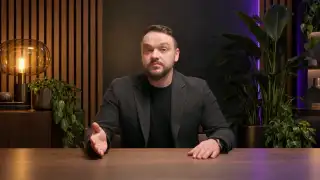 AI-аватар Михаил за столом в студии